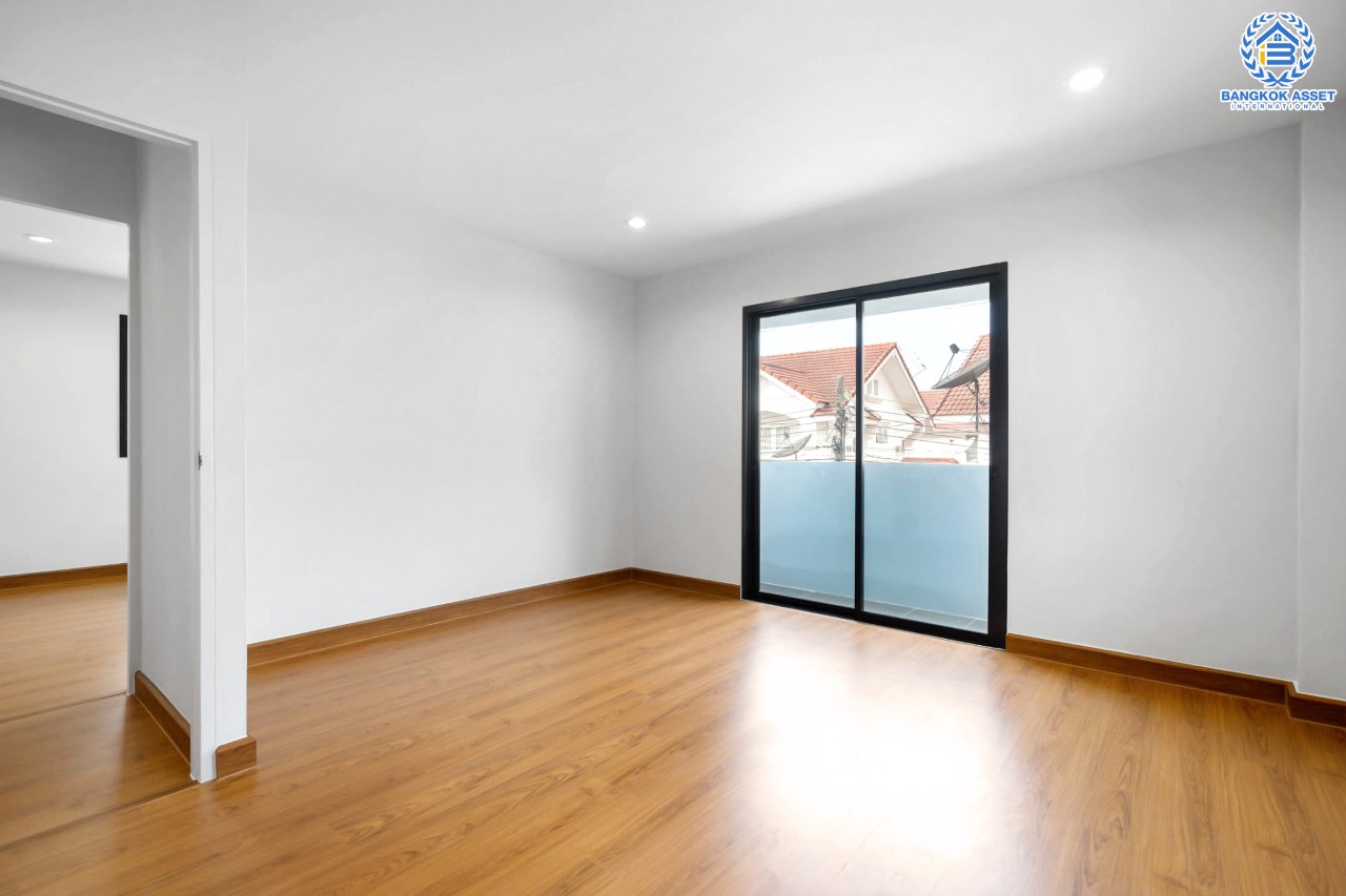 บ้านมือสองตกแต่งใหม่ ม.ลานทอง ติวานนท์-ปากเกร็ด เนื้อที่ 54 ตร.ว. ฟังก์ชั่น 4 ห้องนอน 2 ห้องน้ำ 2 ที่จอดรถ สะดวกทุกการเดินทาง บนทำเลติด ถ.ติวานนท์ ใกล้เซ็นทรัล และทางด่วน "แจ้งวัฒนะ" และเพียง 5 นาทีถึง "ห้าแยกปากเกร็ด"